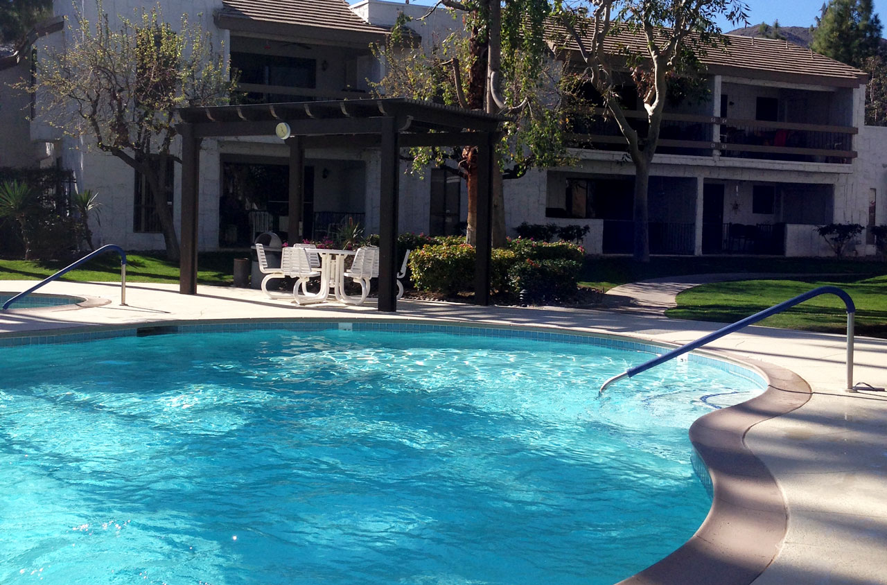 Gi Poolside1